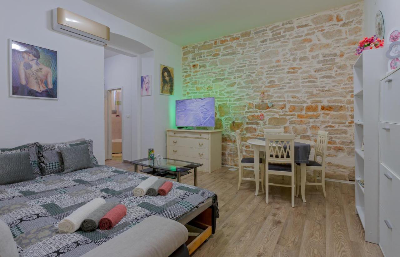 Rich Apartment Пула Екстериор снимка