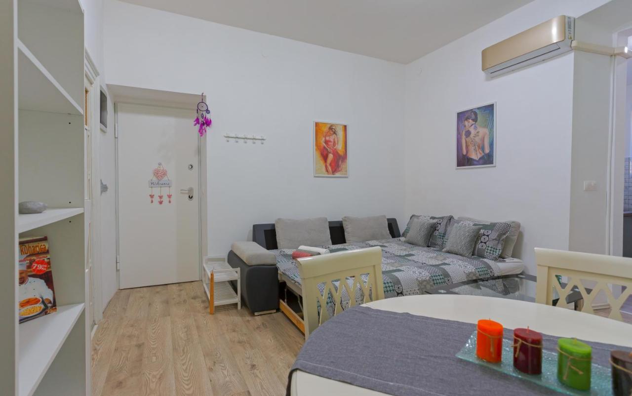Rich Apartment Пула Екстериор снимка