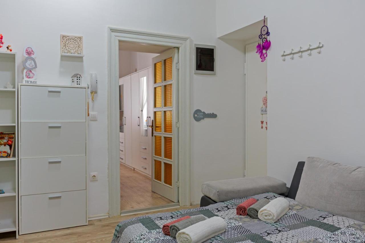 Rich Apartment Пула Екстериор снимка