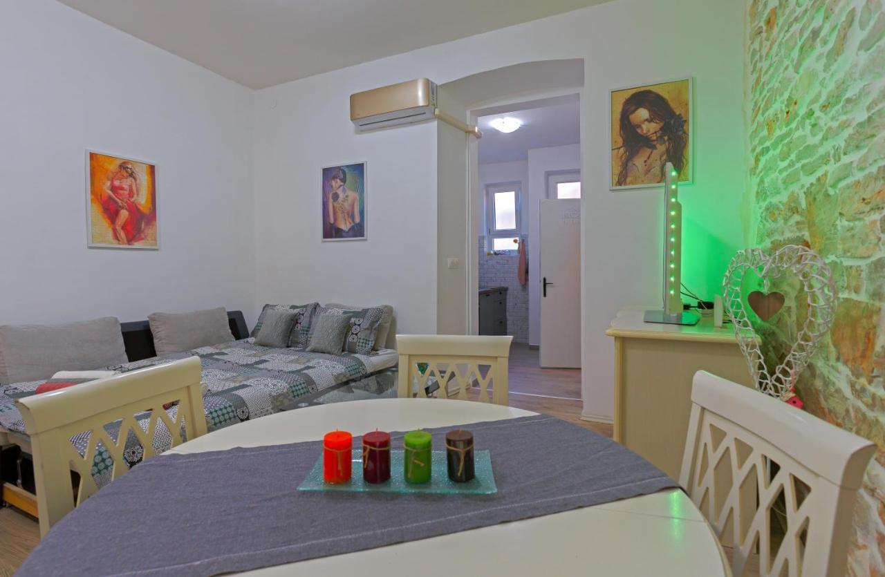Rich Apartment Пула Екстериор снимка