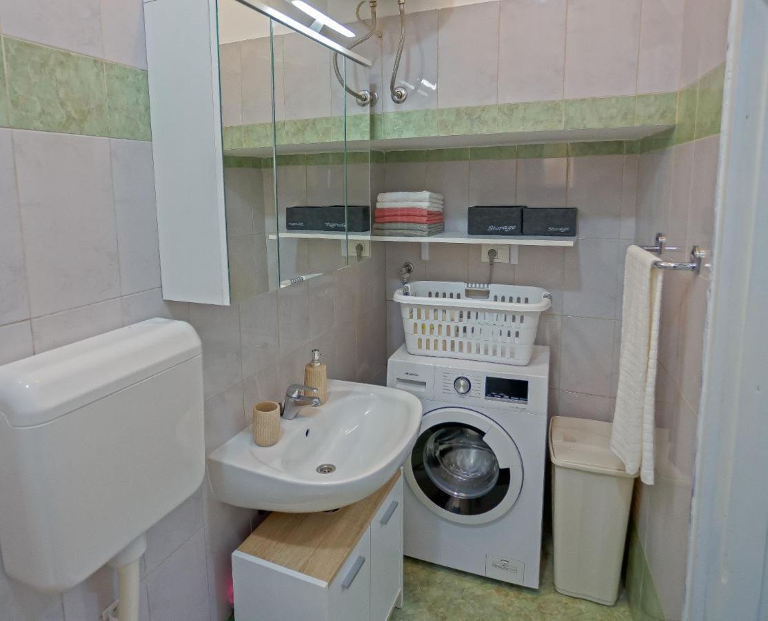 Rich Apartment Пула Екстериор снимка