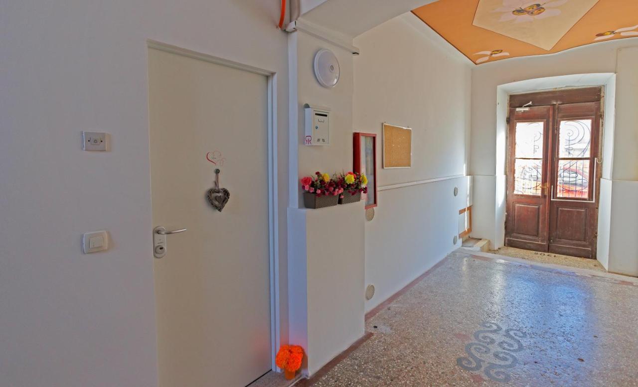 Rich Apartment Пула Екстериор снимка
