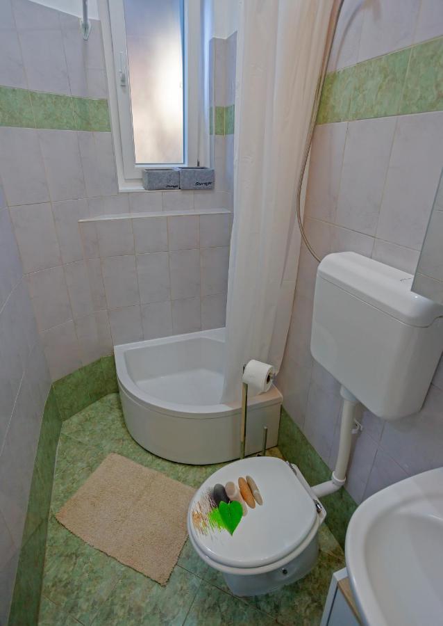 Rich Apartment Пула Екстериор снимка