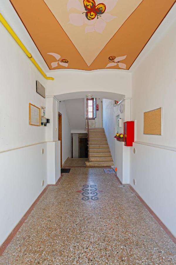 Rich Apartment Пула Екстериор снимка