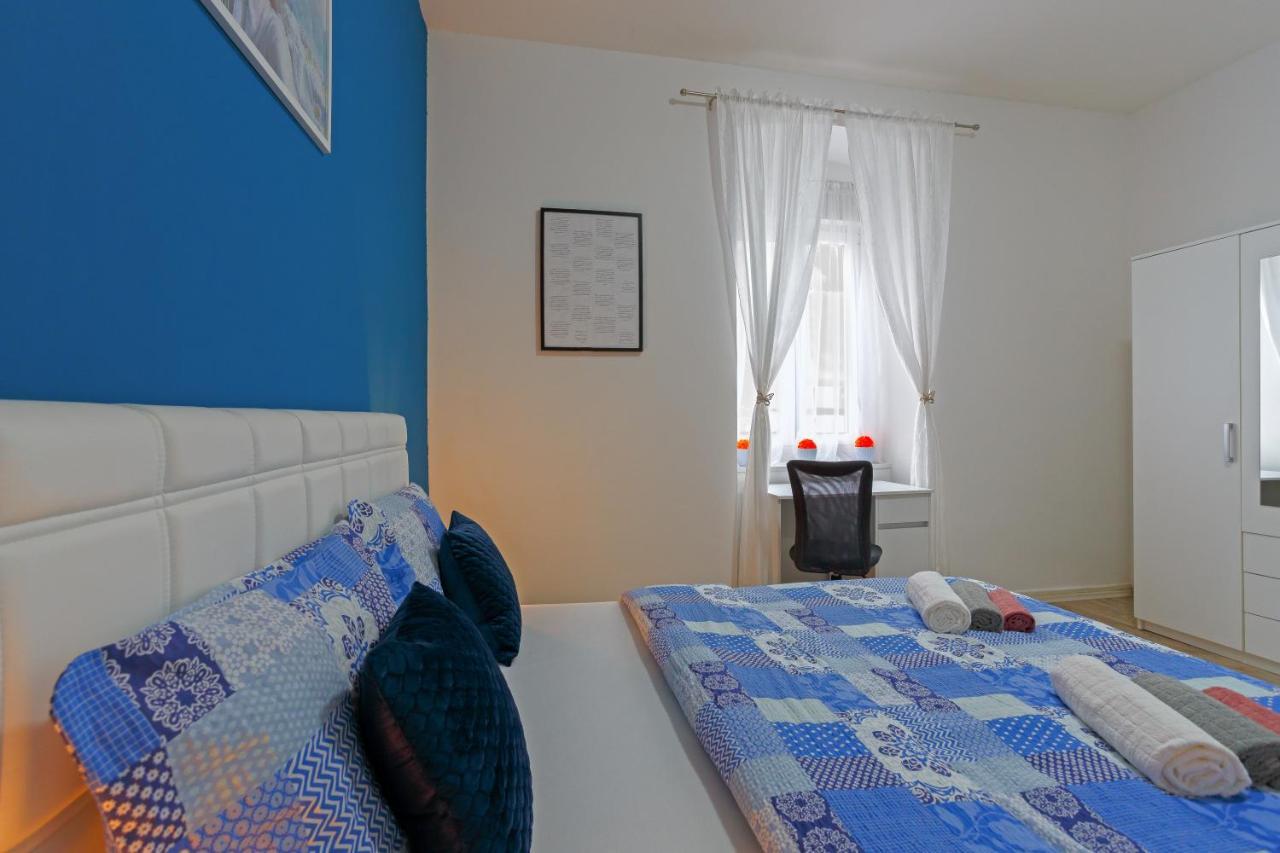 Rich Apartment Пула Екстериор снимка