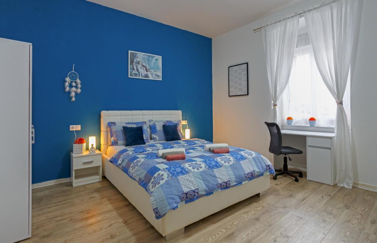 Rich Apartment Пула Екстериор снимка